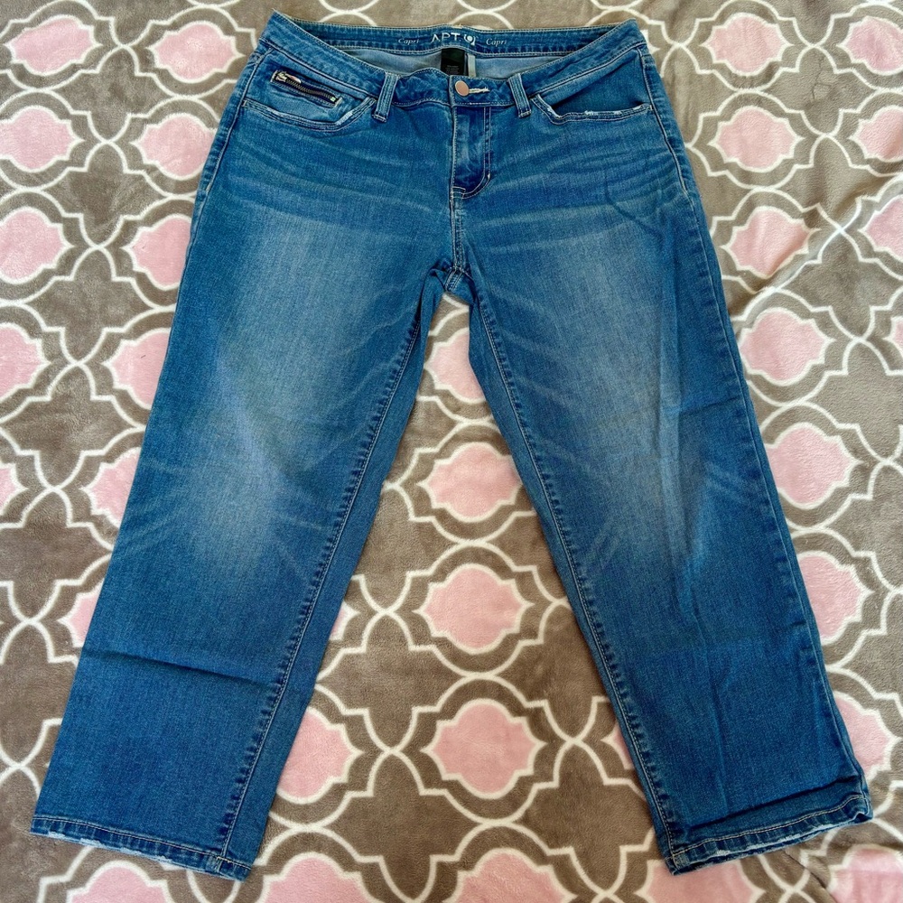 Apt. 9 Women's Size 10 Classic Capris in Medium Wash Blue